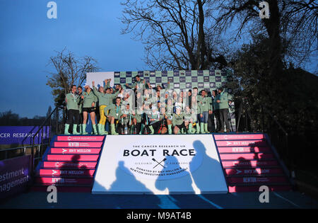 Cambridge University Boat Club maschile e femminile squadre celebrare vincendo le rispettive gare dopo gli uomini della gara in barca sul fiume Tamigi, Londra. Foto Stock