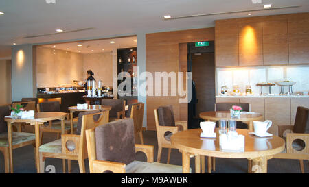 SINGAPORE - 2 APR 2015: area lounge di un hotel, club, società lobby. Frammento di La moderna lobby dell'hotel a cinque stelle e. Interior design Foto Stock