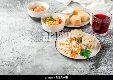 Costolette di vapore dal pollo e zucchine con verdure bollite Foto Stock