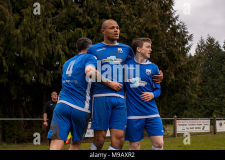 Port Talbot Town player/manager Cortez Belle celebra con il centrocampista Patrick Finneral dopo segnando un fine vincitore. Verso Goytre v Port Talbot Town. Foto Stock