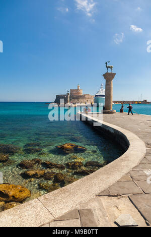 L' isola di Rodi, Grecia, il vecchio porto di Mandraki. Rodi è la più grande isola del Dodecaneso complessa, Grecia. Foto Stock