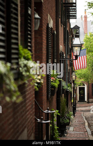 Acorn Street su Beacon Hill a Boston, Massachusetts, uno dei più quartieri storici negli Stati Uniti. Foto Stock