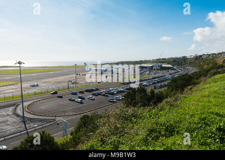 Panoramica aerea su João Paulo II Aeroporto anche chiamato Aeroporto di Ponta Delgada a isola Sao Miguel nelle Azzorre con airport parking lot e auto a noleggio Foto Stock