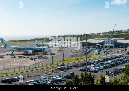 Panoramica aerea su João Paulo II Aeroporto anche chiamato Aeroporto di Ponta Delgada a isola Sao Miguel nelle Azzorre con airport parking lot e auto a noleggio Foto Stock