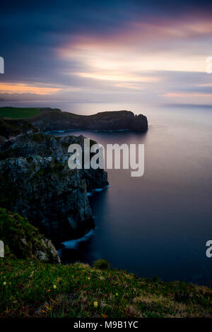 Dopo il tramonto su Ponta do Ermo da Miradouro da Ponta do Cintrão, Ribeirinha vicino a Sao Miguel sulle isole Azzorre Foto Stock