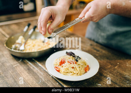 Lo Chef griglie in formaggio alla piastra con fettuccine Foto Stock