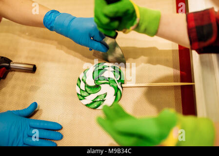 Lecca-lecca processo di preparazione, bambino fa caramello Foto Stock