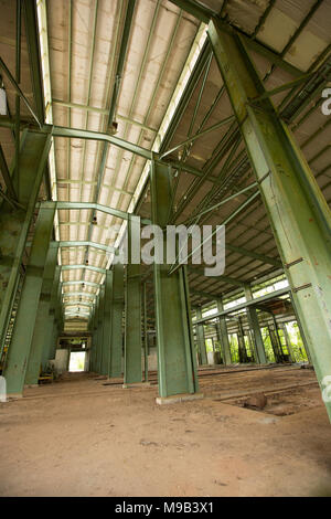 Apoera stazione ferroviaria in Suriname, vicino al fiume Courantayne che è stato abbandonato dopo i piani per usarlo per la movimentazione di bauxite sono stati interrotti Foto Stock