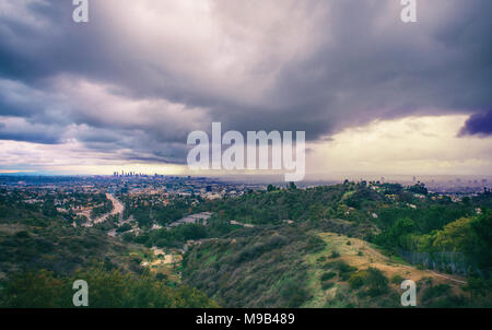 Stupenda vista panoramica vista aerea di Los Angeles in una piovosa tempeste che guardano al centro cittadino, Hollywood e altre aree. Sunset shot. Foto Stock