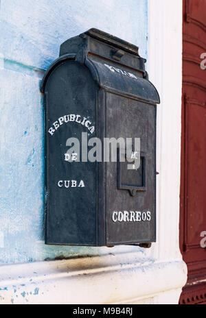 Cuban blu vintage cassetta postale. Un vecchio blu mailbox su uno storico edificio del XVI secolo. CIENFUEGOS, CUBA Foto Stock