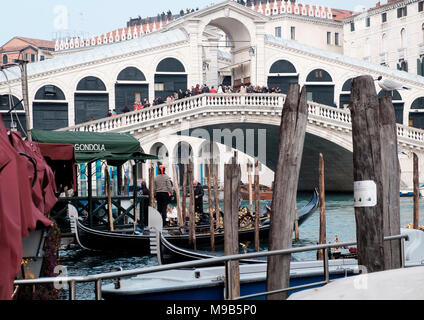 Vista dalla Gondola ormeggi lungo la Riva del Vin verso il Ponte di Rialto in una piacevole giornata in marzo. Venezia, Italia Foto Stock