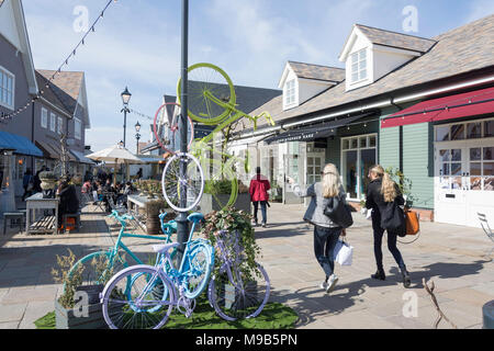 Il Villaggio di Bicester Outlet Shopping Centre, Bicester, Oxfordshire, England, Regno Unito Foto Stock