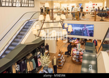 Interno del Polo Ralph Lauren store presso il Villaggio di Bicester Outlet Shopping Centre, Bicester, Oxfordshire, England, Regno Unito Foto Stock