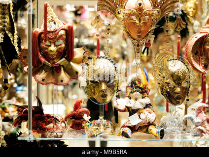 Veneziane maschere di carnevale nella vetrina di un negozio di San Marco, Venezia Foto Stock