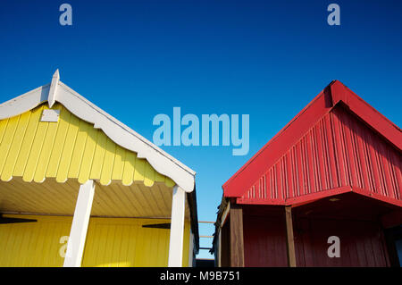 Una fila di pittoresca spiaggia di capanne sulla spiaggia a Thorpe Bay, Southend-on-Sea, Essex, Regno Unito sun sunny sunshine Credit: Ben rettore/Alamy Stock Photo Foto Stock