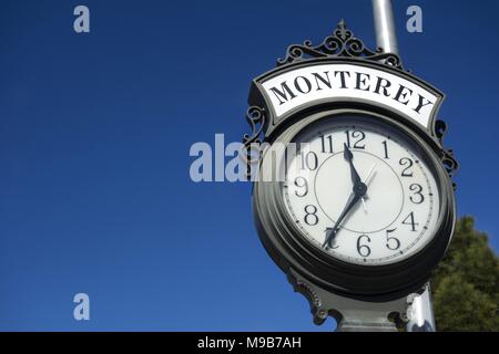 Orologio di strada che indica il tempo di ingresso alla penisola di Monterey vicino a Porto Vecchio Pontile del Pescatore Foto Stock