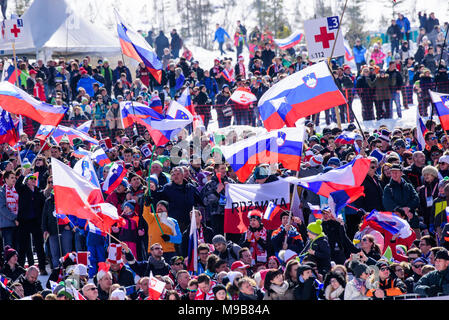 Planica, Slovenia. 24 Mar, 2018. Gli spettatori il tifo e guardare la concorrenza della FIS Ski Jumping World Cup finals di Planica, Slovenia il 24 marzo 2017. Credito: Rok Rakun/Pacific Press/Alamy Live News Foto Stock