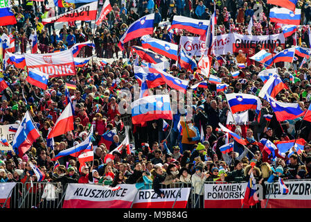 Planica, Slovenia. 24 Mar, 2018. Gli spettatori il tifo e guardare la concorrenza della FIS Ski Jumping World Cup finals di Planica, Slovenia il 24 marzo 2017. Credito: Rok Rakun/Pacific Press/Alamy Live News Foto Stock