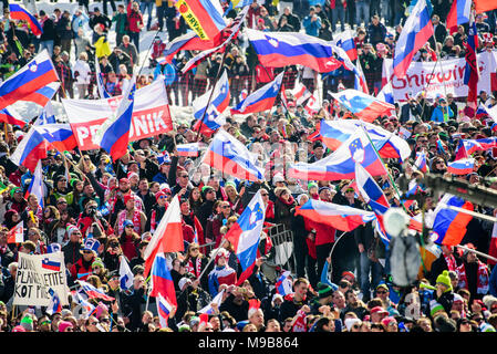 Planica, Slovenia. 24 Mar, 2018. Gli spettatori il tifo e guardare la concorrenza della FIS Ski Jumping World Cup finals di Planica, Slovenia il 24 marzo 2017. Credito: Rok Rakun/Pacific Press/Alamy Live News Foto Stock