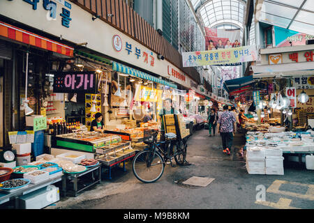 Suwon, Corea - Luglio 20, 2016 : tradizionale mercato coreano Foto Stock