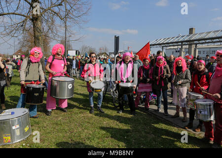 Un tamburo band suona alla marcia di protesta. Circa 2.000 anti-fascisti di diversi partiti politici e le organizzazioni hanno marciato attraverso la città di Kandel, per mostrare la loro opposizione a marzo da destra AfD partito che stava prendendo parte allo stesso tempo e in cui è usato il ricordo dell'assassinio di una ragazza alla fine dello scorso anno da un richiedente asilo, come pretesto per una destra razzista e di protesta. La protesta ha partecipato il ministro della Renania Palatinato?Presidente Malu Dreyer e politici di tutti i partiti democratici. (Foto di Michael Debets/Pacific Stampa) Foto Stock