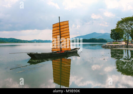 In legno antico in barca a vela con il fiume a Dumulmeori in Yangpyeong, Corea Foto Stock