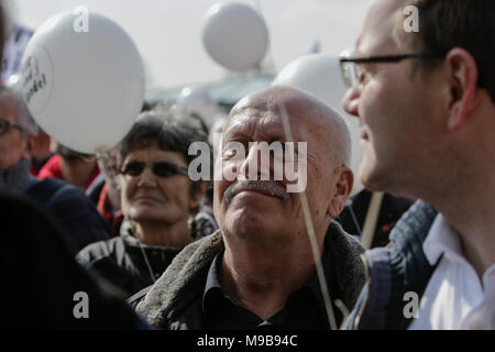 Un manifestante ascolta il rally di apertura. Circa 2.000 anti-fascisti di diversi partiti politici e le organizzazioni hanno marciato attraverso la città di Kandel, per mostrare la loro opposizione a marzo da destra AfD partito che stava prendendo parte allo stesso tempo e in cui è usato il ricordo dell'assassinio di una ragazza alla fine dello scorso anno da un richiedente asilo, come pretesto per una destra razzista e di protesta. La protesta ha partecipato il ministro della Renania Palatinato?Presidente Malu Dreyer e politici di tutti i partiti democratici. (Foto di Michael Debets/Pacific Stampa) Foto Stock