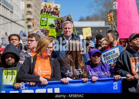 New York, Stati Uniti d'America 24 Mar 2018. Il sindaco di New York Bill De Blasio - Studenti, famiglie e i sostenitori di marzo per la nostra vita ha preso per le strade di New York City il 24 marzo 2018; a chiedere che la loro vita e la sicurezza diventa una priorità e che la fine della violenza pistola nella nostra comunità e le scuole di oggi. . Oltre 800 i gemelli marche? Sono stati pianificati in ogni Stato? In tutto il paese e in ogni continente?. Marzo per la nostra vita è uno studente-movimento led ?alla fine vioi pistola Foto Stock