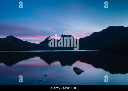 Cradle Mountain riflessa nella colomba lago al tramonto Foto Stock