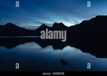 Cradle Mountain riflessa nella colomba lago al tramonto Foto Stock