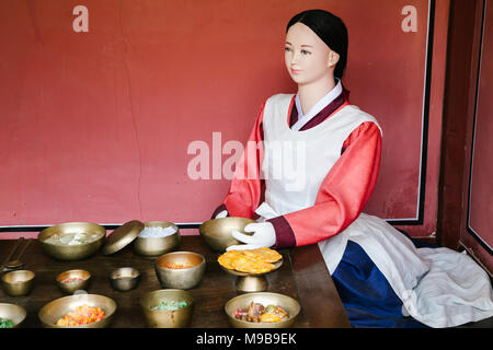 Suwon, Corea del Sud - 30 Dicembre 2016 : manichino vestito di hanbok in Hwaseong Haenggung Palace Foto Stock