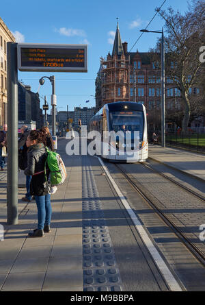L'aeroporto di Edimburgo il Tram si avvicina a St Andrews Square Fermata del Tram nel centro di Edimburgo in Scozia. Foto Stock
