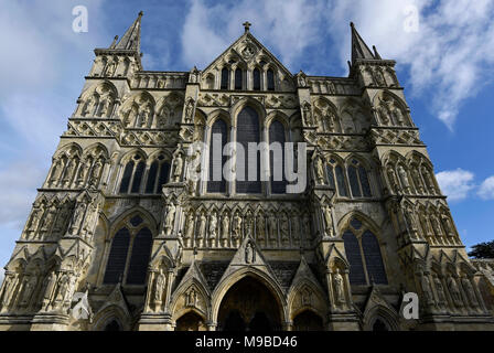 La Cattedrale di Salisbury nel pomeriggio autunnale luce Foto Stock