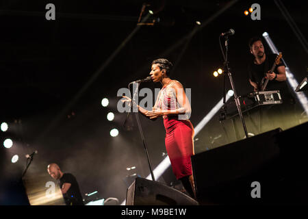 Londra, UK, 28 novembre 2014, Szjerdene canta al concerto finale di 'nord frontiere' album tour presso l'Hotel Alexandra Palace. Mariusz Goslicki/Alamy Foto Stock