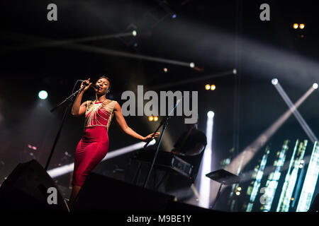 Londra, UK, 28 novembre 2014, Szjerdene canta al concerto finale di 'nord frontiere' album tour presso l'Hotel Alexandra Palace. Mariusz Goslicki/Alamy Foto Stock