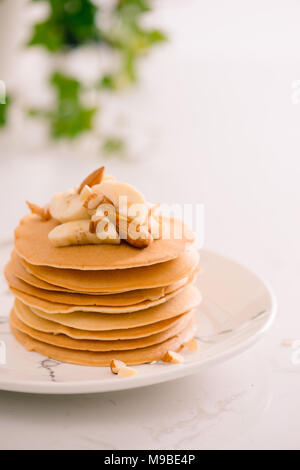 Banana anacardi pancake con banane e salsa al caramello. Foto Stock