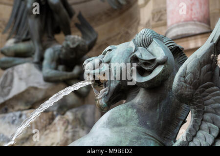 Statue della Fontana Saint Michel a Parigi Foto Stock