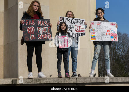 Parigi, Francia. Il 24 marzo 2018. Giovani ragazze segni di contenimento contro la violenza pistola durante il mese di marzo per la nostra vita protesta. © David Bertho / Alamy Live News Foto Stock