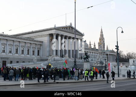 Vienna, Austria. Marzo 24, 2018. La dimostrazione delle organizzazioni curde in occasione del "mondo Afrin giorno": Curdi manifestare contro l'invasione dell'esercito turco in Afrin. La figura mostra i manifestanti curdi davanti al parlamento austriaco. Credito: Franz Perc / Alamy Live News Foto Stock