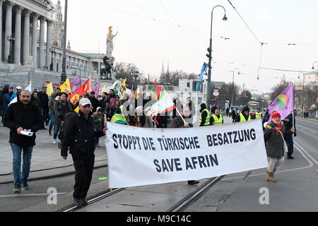 Vienna, Austria. Marzo 24, 2018. La dimostrazione delle organizzazioni curde in occasione del "mondo Afrin giorno": Curdi manifestare contro l'invasione dell'esercito turco in Afrin. I manifestanti portano un banner dicendo 'Stop l'occupazione turca, salvare Afrin'. Credito: Franz Perc / Alamy Live News Foto Stock