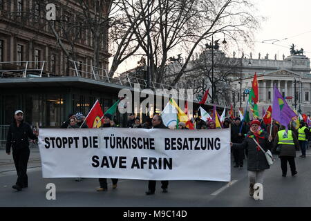 Vienna, Austria. Marzo 24, 2018. La dimostrazione delle organizzazioni curde in occasione del "mondo Afrin giorno": Curdi manifestare contro l'invasione dell'esercito turco in Afrin. I manifestanti portano un banner dicendo 'Stop l'occupazione turca, salvare Afrin'. Credito: Franz Perc / Alamy Live News Foto Stock