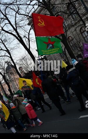 Vienna, Austria. Marzo 24, 2018. La dimostrazione delle organizzazioni curde in occasione del "mondo Afrin giorno": Curdi manifestare contro l'invasione dell'esercito turco in Afrin. La figura mostra i manifestanti curdi con la Abdullah Ocalan bandiera. Credito: Franz Perc / Alamy Live News Foto Stock