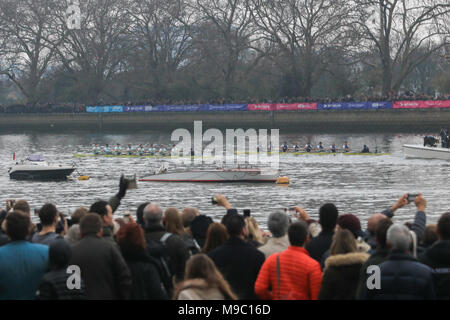 Londra REGNO UNITO. Il 24 marzo 2018. Migliaia di spettatori la linea Putney embankment per guardare l'inizio dell'Università uomini boat race Credit: amer ghazzal/Alamy Live News Foto Stock