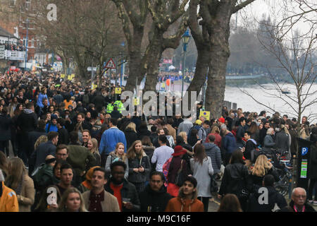 Londra REGNO UNITO. Il 24 marzo 2018. Migliaia di spettatori la linea di Putney embankment per guardare l'inizio dell'Università boat race Credit: amer ghazzal/Alamy Live News Foto Stock