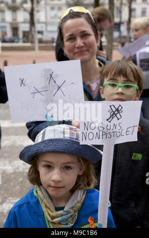 Lione, Francia. 24 Mar, 2018. American espatriati e alcuni dei loro amici europei prendere parte a una manifestazione a Lione in Francia per protestare contro la violenza della pistola in scuole americane. La dimostrazione a sostegno della Marcia per la nostra vita in Washington, DC è stato organizzato da Lione capitolo di Democrats all'estero. Credito: James Colburn/ZUMA filo/Alamy Live News Foto Stock