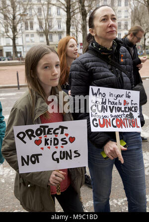 Lione, Francia. 24 Mar, 2018. American espatriati e alcuni dei loro amici europei prendere parte a una manifestazione a Lione in Francia per protestare contro la violenza della pistola in scuole americane. La dimostrazione a sostegno della Marcia per la nostra vita in Washington, DC è stato organizzato da Lione capitolo di Democrats all'estero. Credito: James Colburn/ZUMA filo/Alamy Live News Foto Stock