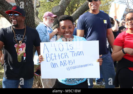 Fort Worth, TX, Stati Uniti d'America. 24 marzo, 2018. Folla si raduna in Tarrant County Courthouse per #marchforourlives il 24 marzo 2018 a Fort Worth, Tx. Credito: Cat Simpson/Alamy Live News. Foto Stock