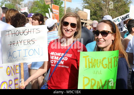 Fort Worth, TX, Stati Uniti d'America. 24 marzo, 2018. Folla si raduna in Tarrant County Courthouse per #marchforourlives il 24 marzo 2018 a Fort Worth, Tx. Credito: Cat Simpson/Alamy Live News. Foto Stock