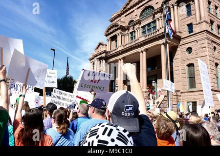 Fort Worth, TX, Stati Uniti d'America. 24 marzo, 2018. Folla si raduna in Tarrant County Courthouse per #marchforourlives il 24 marzo 2018 a Fort Worth, Tx. Credito: Cat Simpson/Alamy Live News. Foto Stock