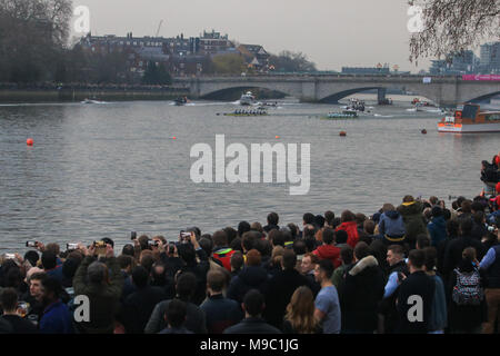 Londra REGNO UNITO. Il 24 marzo 2018. Migliaia di spettatori la linea Putney embankment per guardare l'inizio dell'Università uomini boat race Credit: amer ghazzal/Alamy Live News Foto Stock